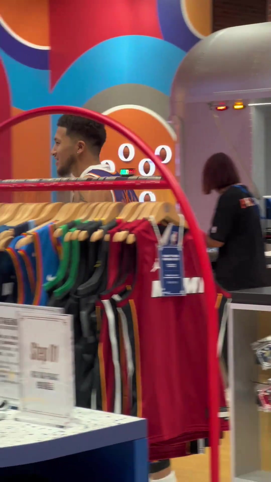 像啊网友在澳门伦敦人偶遇到布克了 结果一开口才知道是国版哈